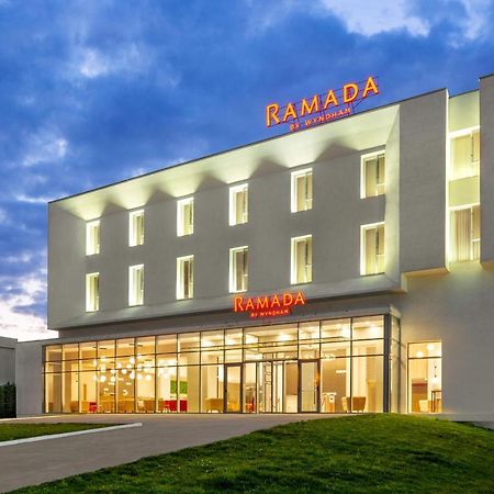Ramada By Wyndham Targu Jiu Hotel Buitenkant foto
