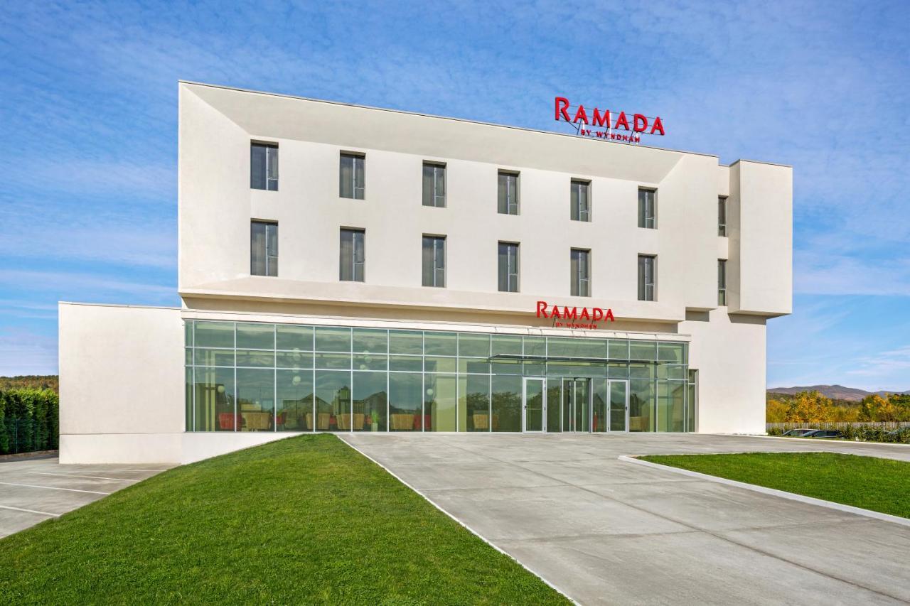 Ramada By Wyndham Targu Jiu Hotel Buitenkant foto