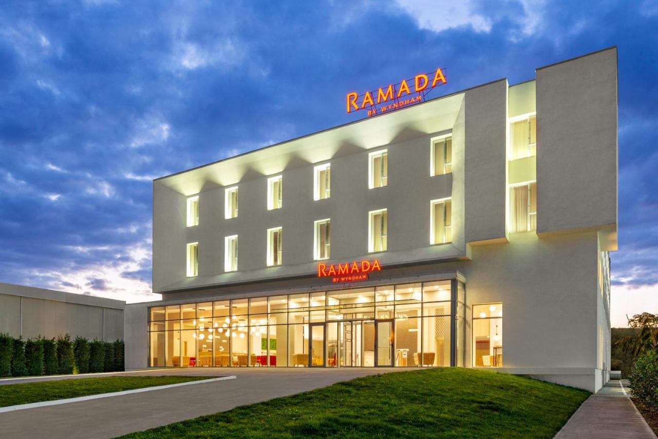 Ramada By Wyndham Targu Jiu Hotel Buitenkant foto