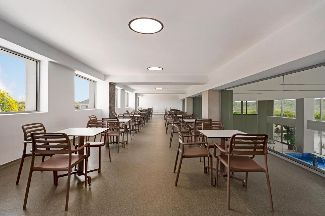 Ramada By Wyndham Targu Jiu Hotel Buitenkant foto
