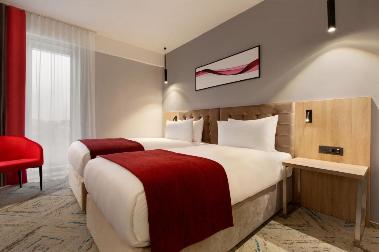 Ramada By Wyndham Targu Jiu Hotel Buitenkant foto