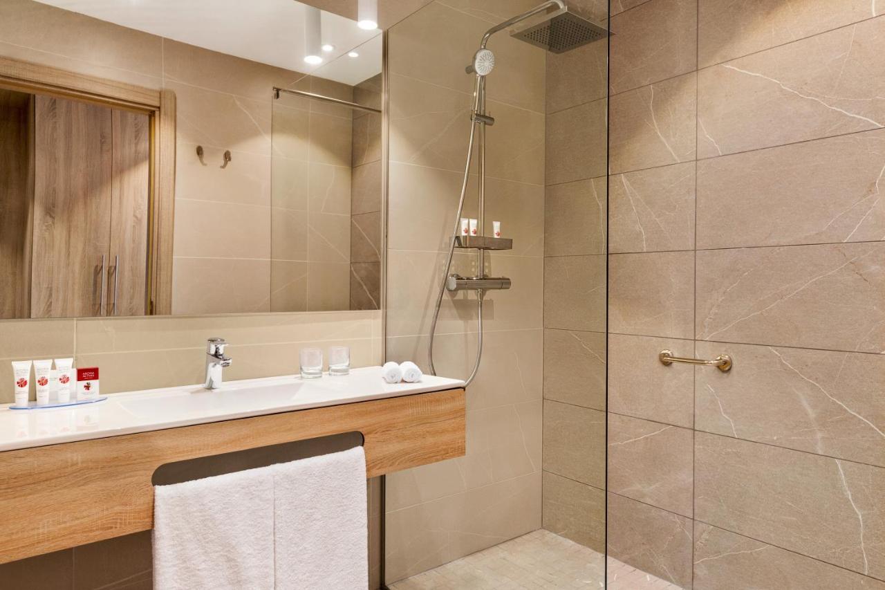 Ramada By Wyndham Targu Jiu Hotel Buitenkant foto