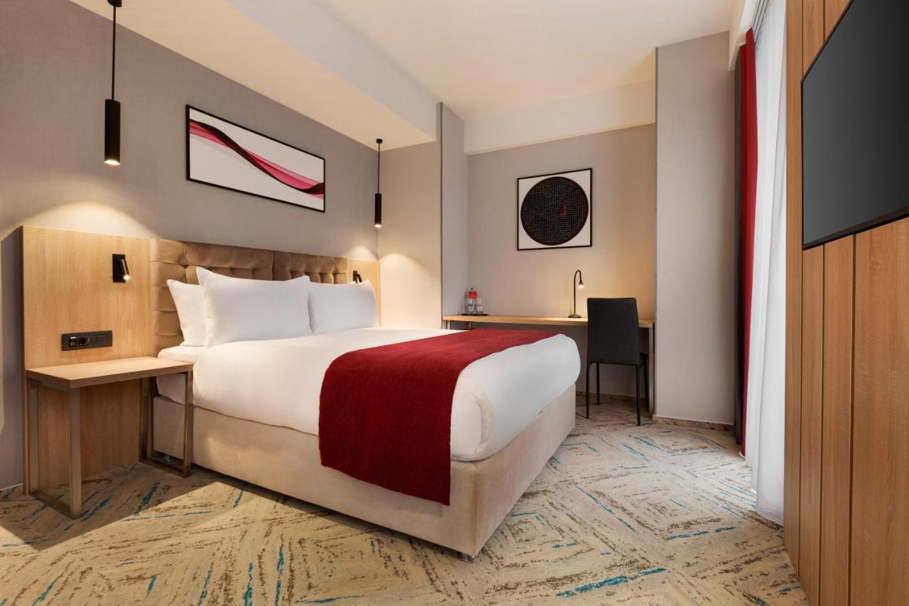 Ramada By Wyndham Targu Jiu Hotel Buitenkant foto