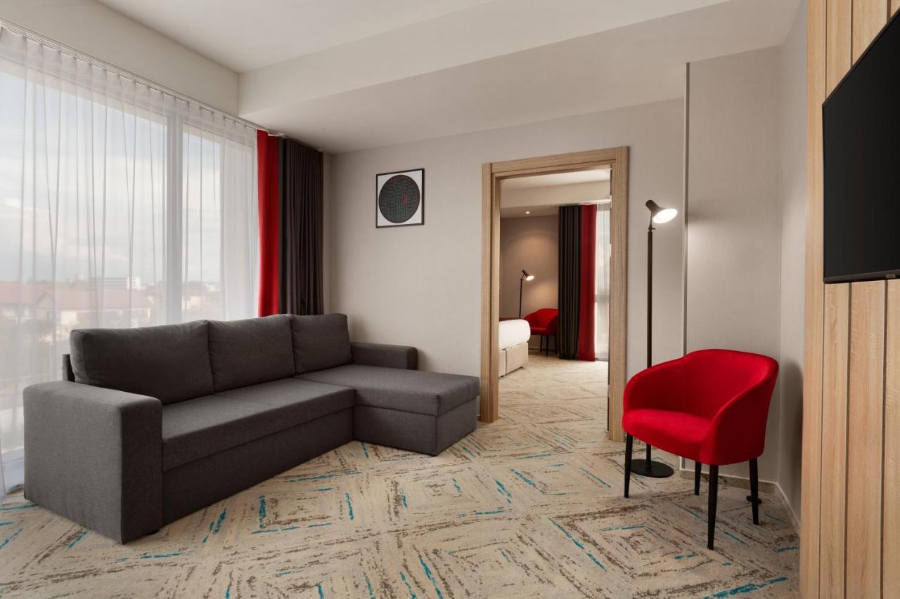 Ramada By Wyndham Targu Jiu Hotel Buitenkant foto