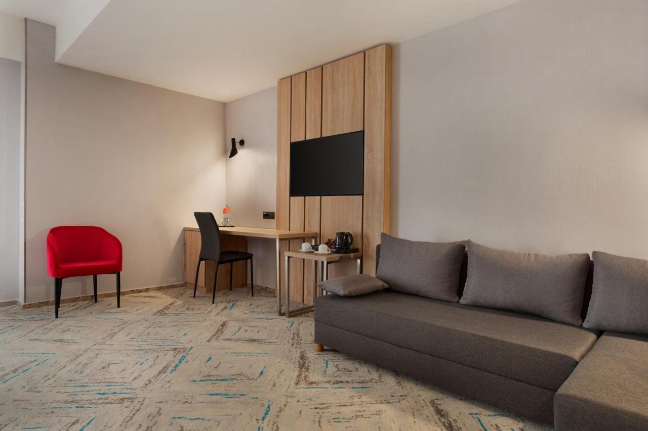Ramada By Wyndham Targu Jiu Hotel Buitenkant foto