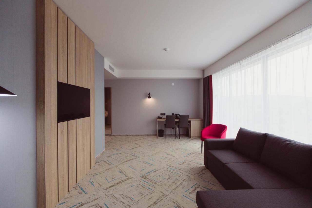 Ramada By Wyndham Targu Jiu Hotel Buitenkant foto