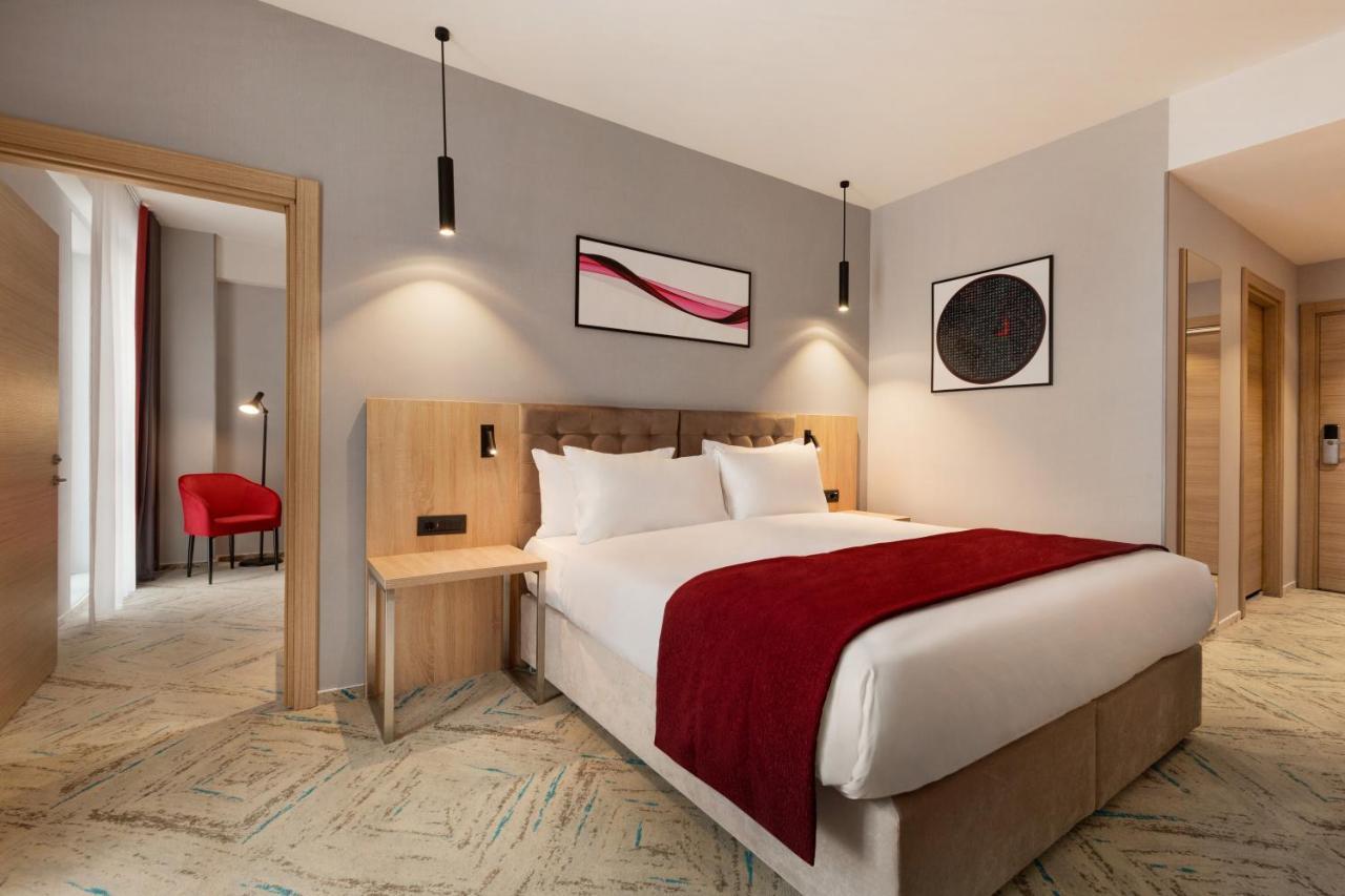 Ramada By Wyndham Targu Jiu Hotel Buitenkant foto