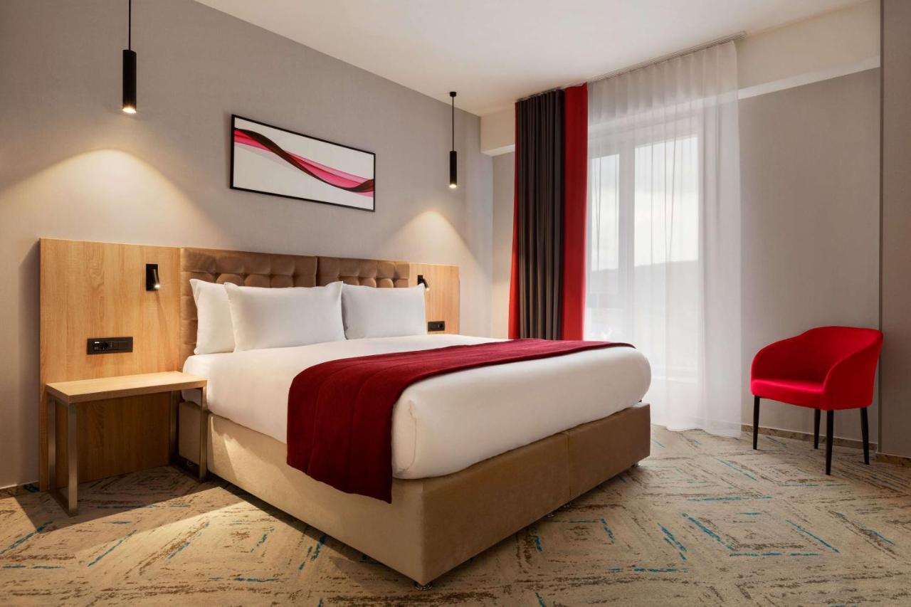 Ramada By Wyndham Targu Jiu Hotel Buitenkant foto