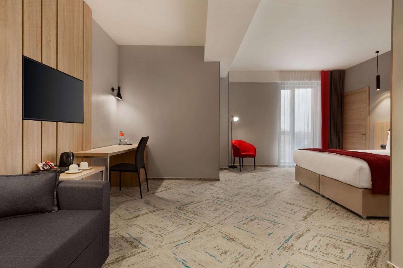 Ramada By Wyndham Targu Jiu Hotel Buitenkant foto