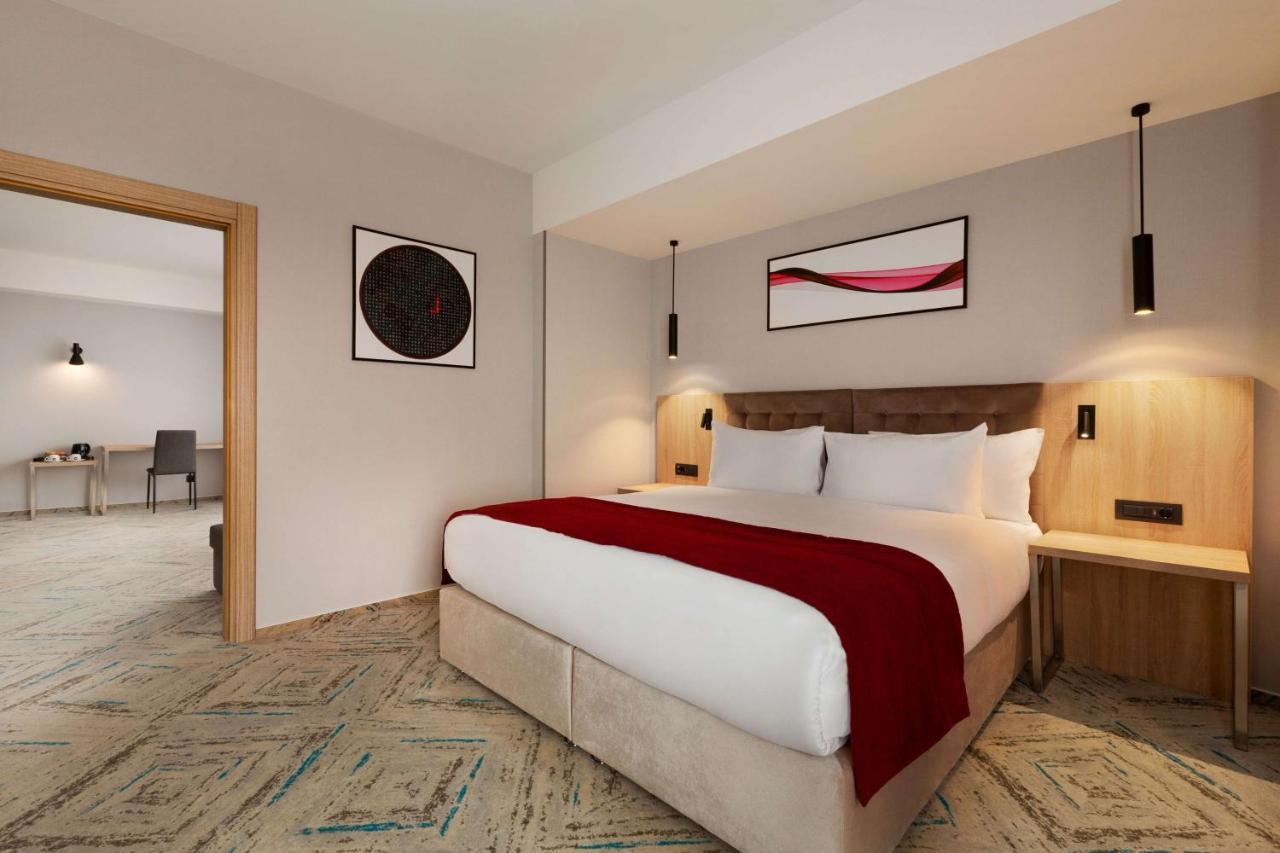 Ramada By Wyndham Targu Jiu Hotel Buitenkant foto
