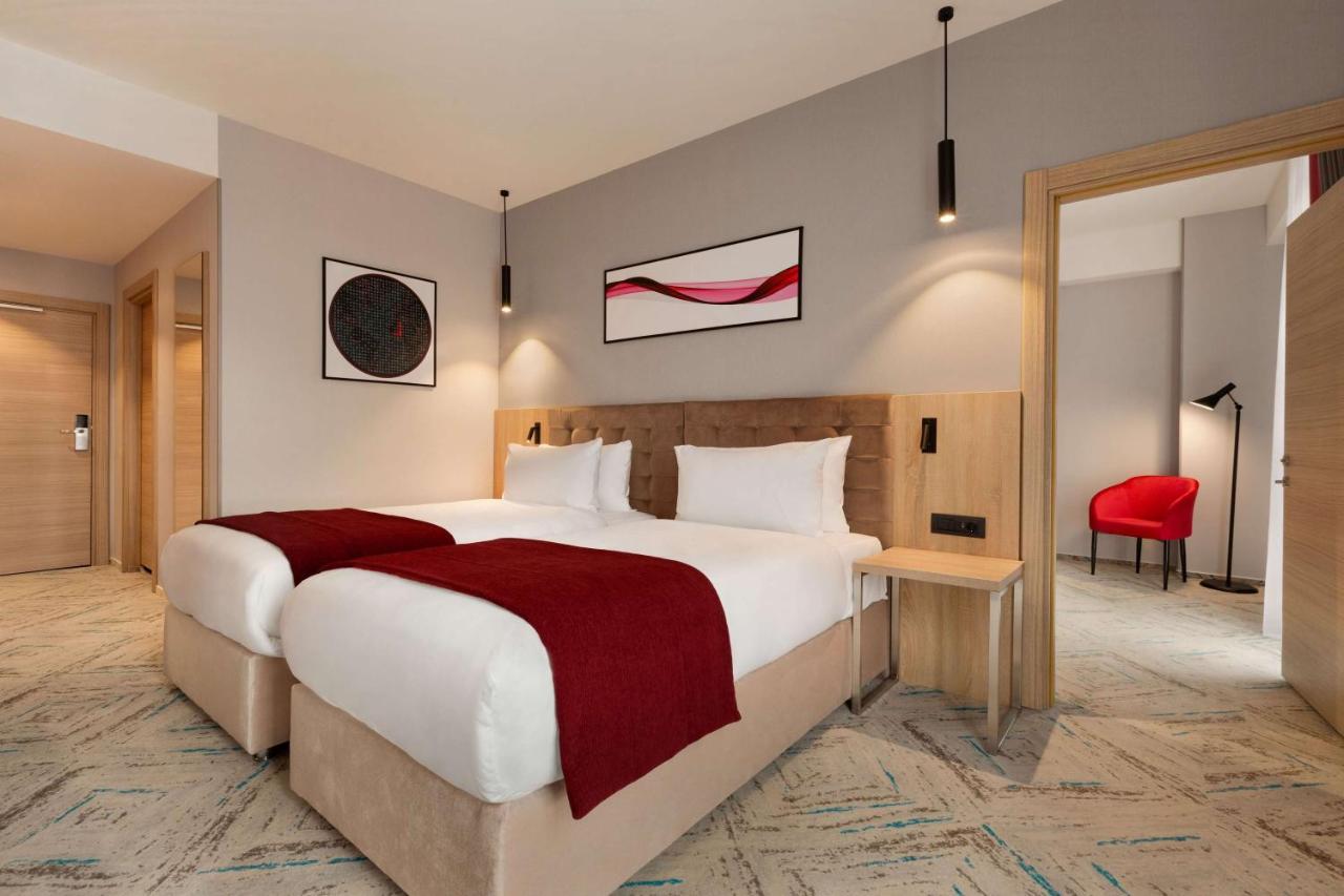 Ramada By Wyndham Targu Jiu Hotel Buitenkant foto