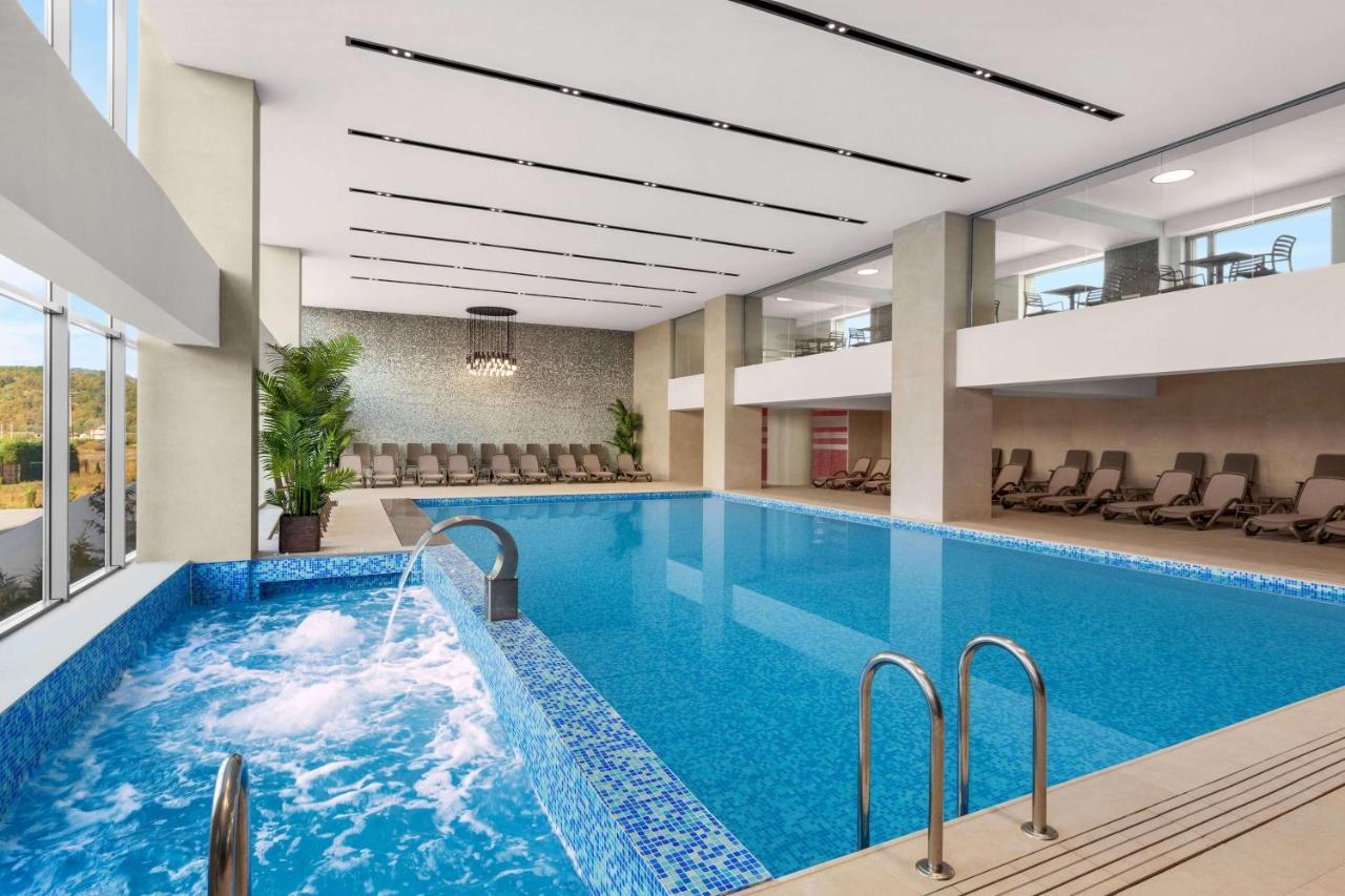 Ramada By Wyndham Targu Jiu Hotel Buitenkant foto