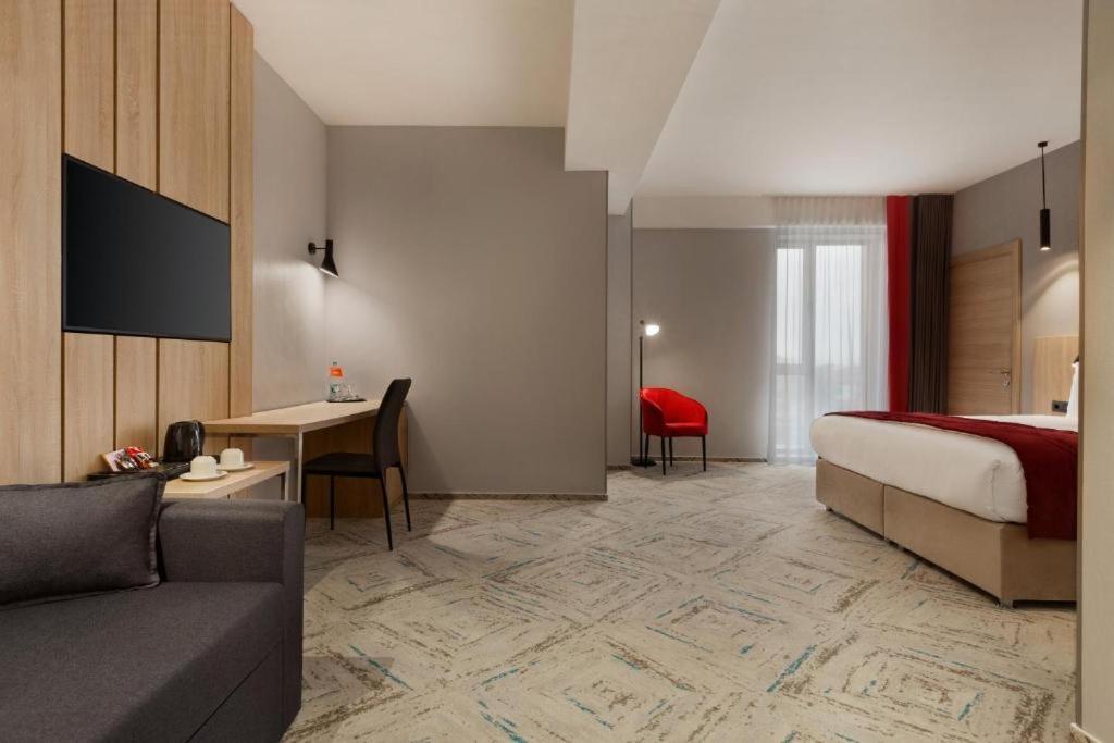 Ramada By Wyndham Targu Jiu Hotel Buitenkant foto